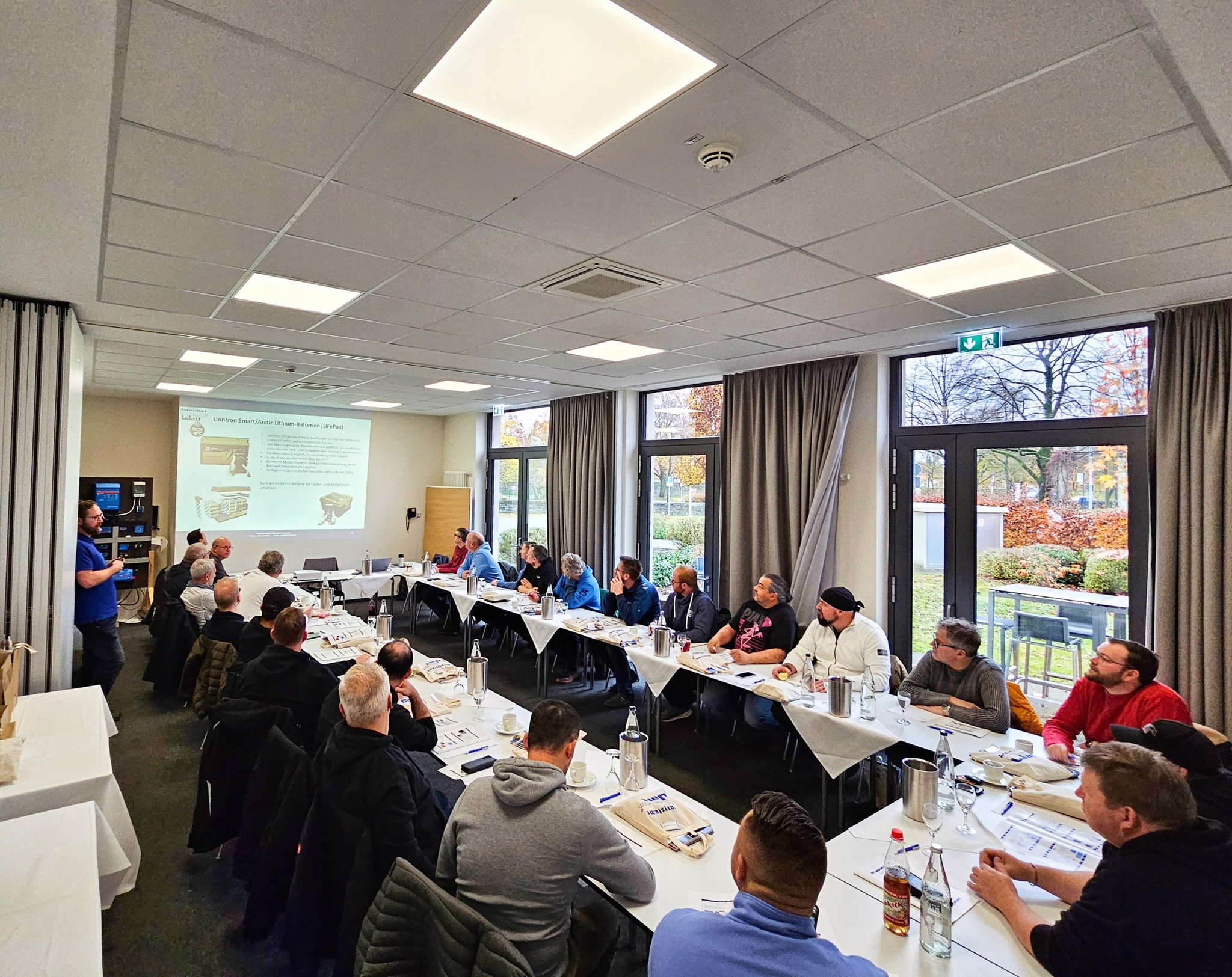 Leute, Person, Drinnen, Menschenmenge, Mann